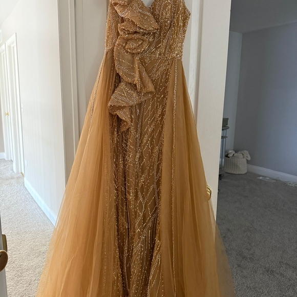 Elegant Gold Evening Gown - Picture 2 of 4